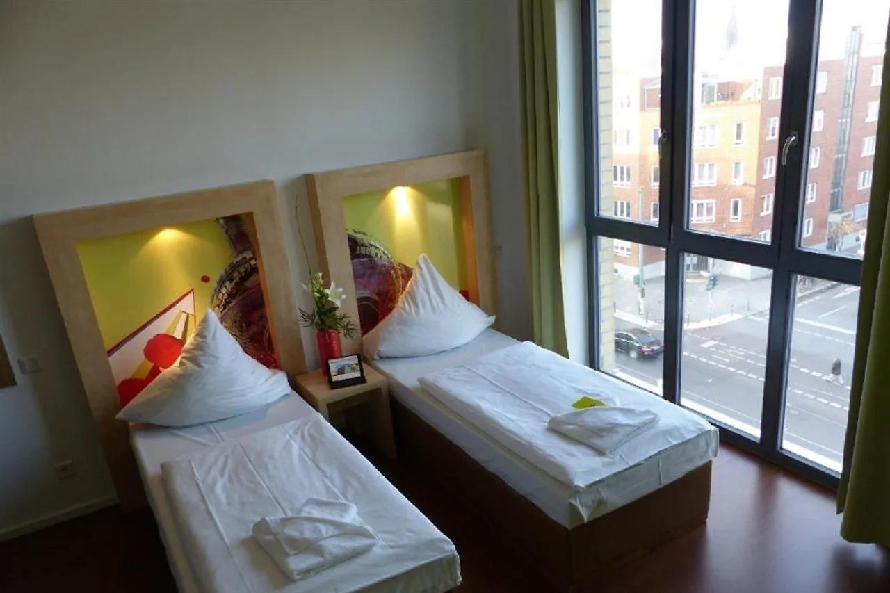 H+ Hotel 4Youth Berlin 3*,