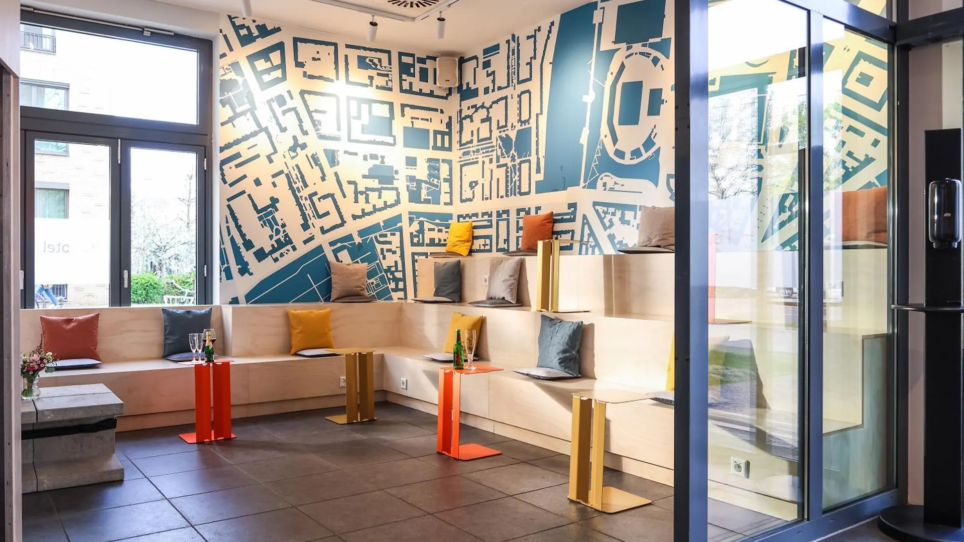 ***  H+ Hotel 4Youth Berlim Alemanha
